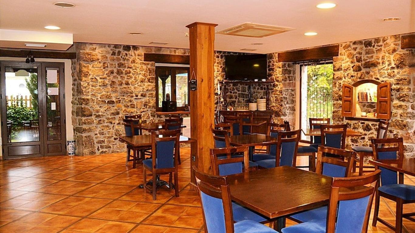 Hotel Restaurante Ribera Del Chicu